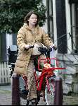 Amsterdam 4 april 2003
Vrouw van Beau v Erven Dorens zwanger met de fiets