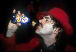 Bennie jolink met een fles Normaal bier 1996