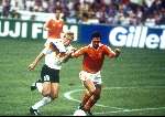 1990 Nederland Duitsland 1-2 
Weredkampioenschappen voetbal Italie
Berry v Aerle in duel met Jurgen Klinsmann