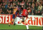 Boudewijn Zenden in duel met Ferrer van FC Barcelona