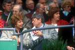Bram Peper en Neelie Kroes tijdens een wedstrijd bij Feyenoord op de tribune