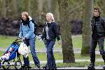 Amsterdam 10 april 2004
Bridget Maasland met nichtjes in vondelpark