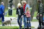 Amsterdam 10 april 2004
Bridget Maasland met nichtjes in vondelpark
