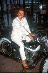 Bruni Heinke op een classic motor