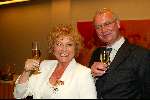 Soestduinen 26 april 2003
connie vink krijgt koninklijke onderscheiding
connie vink met man en een glaasje champagne