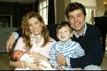 Amsterdam 4 april 2004
Reinout Oerlemans met Danielle Overgaag en zoontje Thijmen en dochtertje Fiene