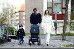 Amsterdam 4 april 2004
Reinout Oerlemans met Danielle Overgaag en zoontje Thijmen en dochtertje Fiene