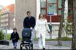 Amsterdam 4 april 2004
Reinout Oerlemans met Danielle Overgaag en zoontje Thijmen en dochtertje Fiene