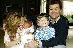 Amsterdam 4 april 2004
Reinout Oerlemans met Danielle Overgaag en zoontje Thijmen en dochtertje Fiene