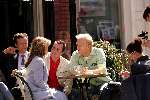 Amsterdam 23 april 2004
Elaine Vis op terras bij Joffers met Horrace Cohen en Danny Rook