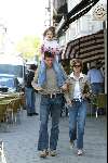 Amsterdam 22 april 2004
Richard Krajicek met Emma en Daphne Deckers op de pc hooftstraat. Deze dag zijn ze 10 jaar bij elkaar