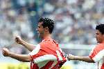 Amsterdam Arena stadion, 13 Augustus 2000
PSV-Roda JC, eindstand 2-0 om de Johan Cruyff-schaal
Ernest Faber wordt gefeliciteerd met zijn doelpunt (2-0)
door Kezman