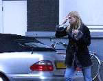 Estelle Gullit  bij haar mercedes Cabriolet