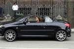 Amsterdam 28 april 2004
Fajah Lourens in haar Peugeot 206 cabrio samen met haar dochtertje.
