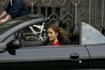 Amsterdam 28 april 2004
Fajah Lourens in haar Peugeot 206 cabrio samen met haar dochtertje.