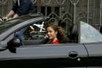 Amsterdam 28 april 2004
Fajah Lourens in haar Peugeot 206 cabrio samen met haar dochtertje.