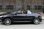 Amsterdam 28 april 2004
Fajah Lourens in haar Peugeot 206 cabrio samen met haar dochtertje.