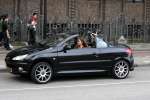 Amsterdam 28 april 2004
Fajah Lourens in haar Peugeot 206 cabrio samen met haar dochtertje.
