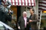 Amsterdam 10 april 2004
Gerard Joling met camerateam bij Anton op PC Hooftstraat