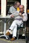 Amsterdam 22 april 2004
Henk v Ulsen leest krant op terras