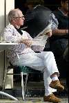 Amsterdam 22 april 2004
Henk v Ulsen leest krant op terras
