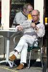 Amsterdam 22 april 2004
Henk v Ulsen leest krant op terras