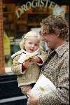 Amsterdam 10 april 2004
Prins Bernhard jr met Isabelle   op Cornelis Schuytstraat