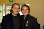 Blaricum 29 april 2004
Marco Borsato krijgt Koninklijke onderscheiding. Marco Met John Ewbank