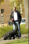 Laren 12 april 2004
John de Mol sr wandelend met hond