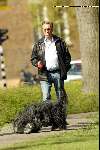 Laren 12 april 2004
John de Mol sr wandelend met hond