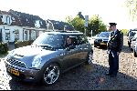 Ouderkerk aan de Ijssel 24 april 2004
Opening Klein Paardenburg in Ouderkerk aan de Amstel.
Joop Braakhekke in Mini met politieagent