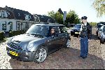 Ouderkerk aan de Ijssel 24 april 2004
Opening Klein Paardenburg in Ouderkerk aan de Amstel.
Joop Braakhekke in Mini met politieagent