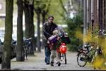 Amsterdam 10 april 2004
Joost Zwagerman op fiets met kinderen