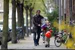 Amsterdam 10 april 2004
Joost Zwagerman op fiets met kinderen