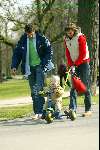 Amsterdam 12 april 2004
Prins Maurits Prinses Marilene Lucas en Anna in het Vondelpark. 1e stapjes van Lucas v Vollenhoven