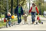 Amsterdam 12 april 2004
Prins Maurits Prinses Marilene Lucas en Anna in het Vondelpark. 1e stapjes van Lucas v Vollenhoven