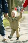 Amsterdam 12 april 2004
Prins Maurits Prinses Marilene Lucas en Anna in het Vondelpark. 1e stapjes van Lucas v Vollenhoven
