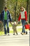Amsterdam 12 april 2004
Prins Maurits Prinses Marilene Lucas en Anna in het Vondelpark. 1e stapjes van Lucas v Vollenhoven