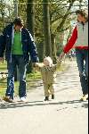 Amsterdam 12 april 2004
Prins Maurits Prinses Marilene Lucas en Anna in het Vondelpark. 1e stapjes van Lucas v Vollenhoven