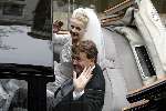 Delft 24 april 2004
Trouwen Prins Friso en Mabel Wisse Smit in stadhuis Delft.
in Rolls Royce