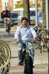 Amsterdam 22 april 2004
Marc klein Essink op fiets op de cornelis Schuytstraat