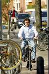 Amsterdam 22 april 2004
Marc klein Essink op fiets op de cornelis Schuytstraat