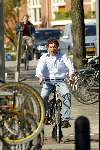 Amsterdam 22 april 2004
Marc klein Essink op fiets op de cornelis Schuytstraat