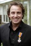 Blaricum 29 april 2004
Marco Borsato krijgt Koninklijke onderscheiding.
