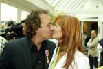 Blaricum 29 april 2004
Marco Borsato krijgt Koninklijke onderscheiding. Marco Met Leontine Borsato kussend
