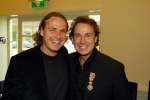 Blaricum 29 april 2004
Marco Borsato krijgt Koninklijke onderscheiding. Marco Met John Ewbank