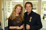 Blaricum 29 april 2004
Marco Borsato krijgt Koninklijke onderscheiding. Marco Met Willemijn Verloop
