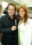 Blaricum 29 april 2004
Marco Borsato krijgt Koninklijke onderscheiding. Marco Met Leontine Borsato
