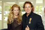 Blaricum 29 april 2004
Marco Borsato krijgt Koninklijke onderscheiding. Marco Met Willemijn Verloop