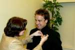 Blaricum 29 april 2004
Marco Borsato krijgt Koninklijke onderscheiding. Marco Met  burgemeester en Leontien Borsato